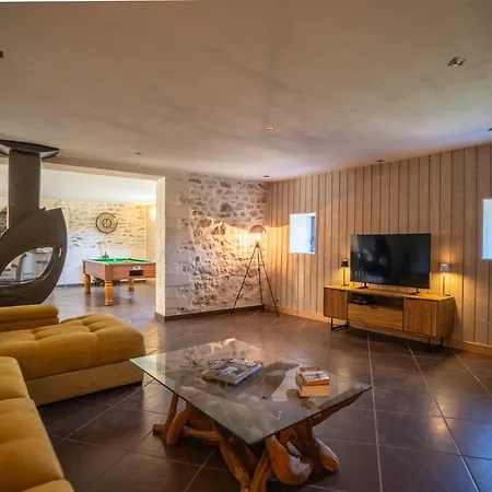 Mas Des Glycines Holiday home *